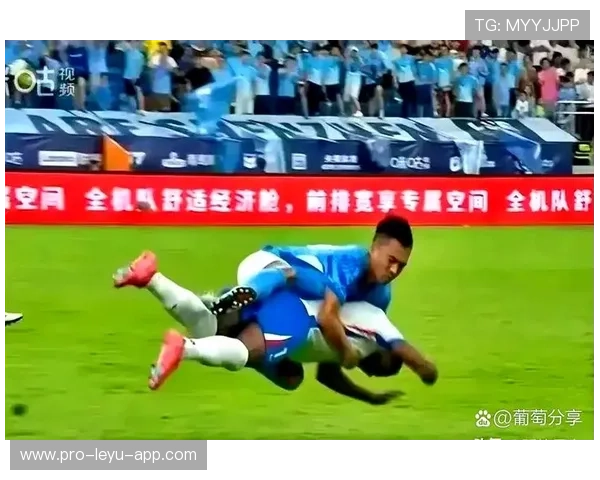 上海申花拉唐快速边路推进牵制防守,展现现代足球战术魅力 上海申花拉唐快速边路推进牵制防守,展现现代足球战术魅力